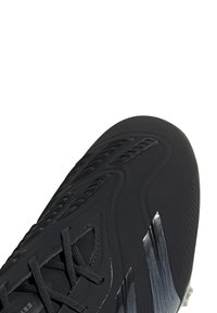 Zwarte voetbalschoenen met een gestructureerde bovenkant, een stevige vorm en tonale veters. Voorzien van glanzende grijze accenten en een duidelijk gevormde zool.