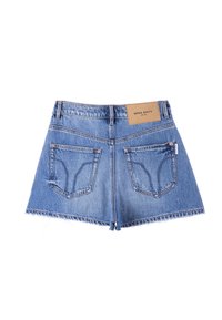Denimshorts i ljusblått med råa fållar, två bakfickor och en märkeslapp i läder vid midjan. Klassisk femfickdesign.