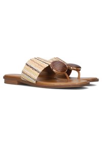Tan platte sandalen met geweven, crèmekleurige en bruine patroonbanden en cirkelvormige, houtachtige accenten op de bovenkant. Minimalistisch ontwerp, open teen stijl.