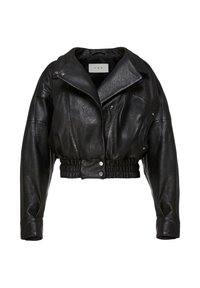 Chaqueta de cuero negra corta con solapa ancha, botones de presión y cintura elástica fruncida sobre un fondo blanco.