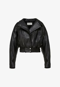 Chaqueta de cuero negra corta con solapa ancha, botones de presión y cintura elástica fruncida sobre un fondo blanco.