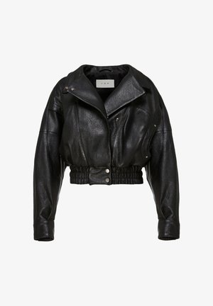 Sort cropped læderjakke med bred reversflipper, trykknapper og samlet elastisk taljebånd på hvid baggrund.