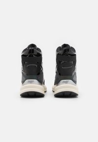 EA7 Emporio Armani Höga sneakers - black