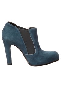 Teal mokkanahkarinen nilkkuri korkealla stiletto-korkealla, jossa on musta elastinen sivupaneeli ja pyöreä kärki. Yleisesti sileä pinta.