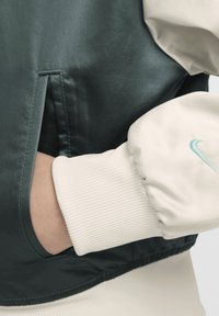 Nike Sportswear VARSITY STAR - Chaquetas bomber - vintage green light bone