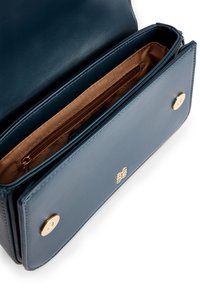 Navy blue skórzana torebka z zapięciem magnetycznym, złotymi akcentami, beżową tkaniną wewnętrzną oraz wewnętrzną kieszenią na zamek dla lepszej organizacji.