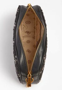 Sort læderpung med lynlås, tekstureret uldudvendigt, guldhardware og beige mønstret foer. Har lynlåslukning for nem adgang.