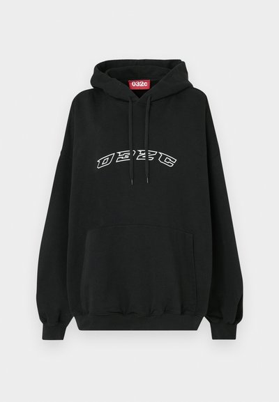 Fekete kapucnis pulóver, pamutból készült, elől zsebes és húzózsinóros kapucnival. Fehér szöveggel ellátott logo a mellkason. Kötött mandzsetták és alsó szegély.