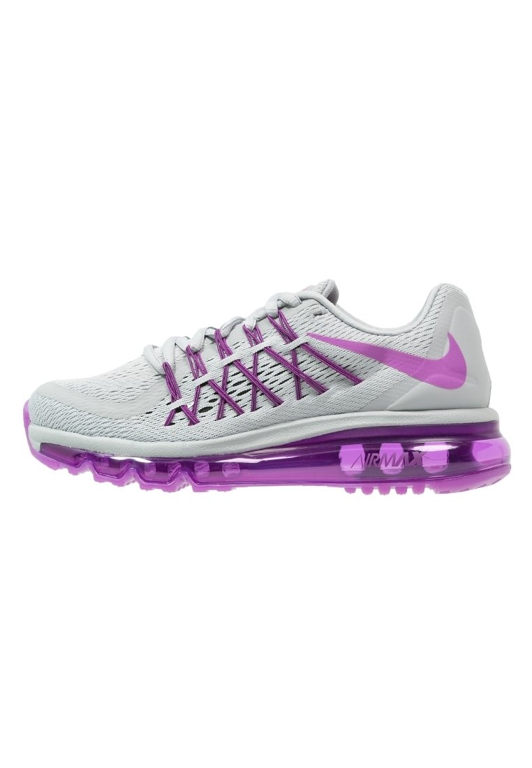Baskets de course Nike Air Max gris clair avec des lacets violets, un logo swoosh violet et une semelle à coussin d'air translucide violet.