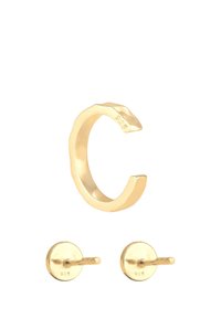 Conjunto de joyería en color dorado que incluye un anillo abierto minimalista con una superficie texturizada y dos pendientes de botón redondos con postes rectos.
