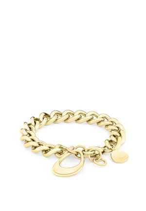 Bracelet en chaîne dorée présentant de larges maillons entrelacés, un grand charm en forme d'ovale et une petite étiquette ronde avec un logo. Surface lisse et brillante.