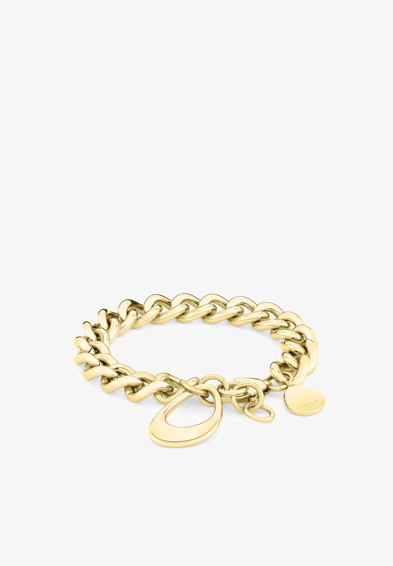 Gouden kettingarmband met dikke in elkaar grijpende schakels, een grote ovale bedel en een kleine ronde tag met een logo. Glad, glanzend oppervlak.