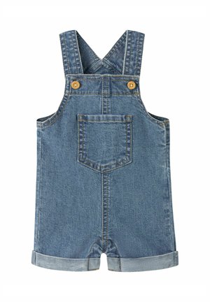 Salopette courte en denim pour tout-petits avec poche avant, ourlets roulés, bretelles croisées réglables et boutons en bois sur fond blanc.