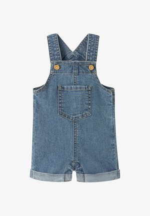 Salopette courte en denim pour tout-petits avec poche avant, ourlets roulés, bretelles croisées réglables et boutons en bois sur fond blanc.