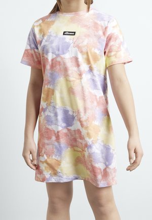 Kurzarmkleid mit pastellfarbenem Aquarellmuster in Lila, Gelb und Pink, mit kleinem „ellesse“-Logo auf der oberen Brust.