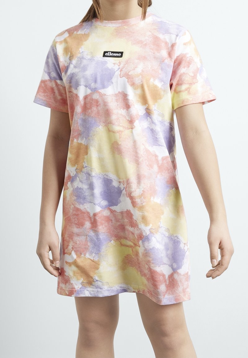 Robe manches courtes avec motif aquarelle pastel en violet, jaune et rose, avec un petit logo « ellesse » sur la partie supérieure de la poitrine.