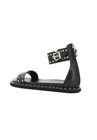 Sandalo in pelle nera con cinturino alla caviglia, dettagli in metallo argentato, zip laterale e suola piatta. Presenta punta aperta e design minimalista.