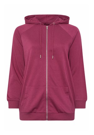 Bluza rozpinana z kapturem w głębokim różowym kolorze, z przednimi kieszeniami, kapturem ze sznurkiem, ściągaczami na mankietach i w pasie, prezentowana na jednolitym białym tle.