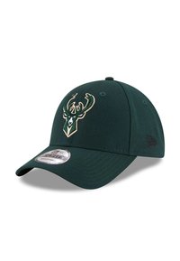 Gorra de béisbol verde con un logotipo de ciervo bordado en dorado y blanco, material de tela, visera curva y correa ajustable en la parte posterior.