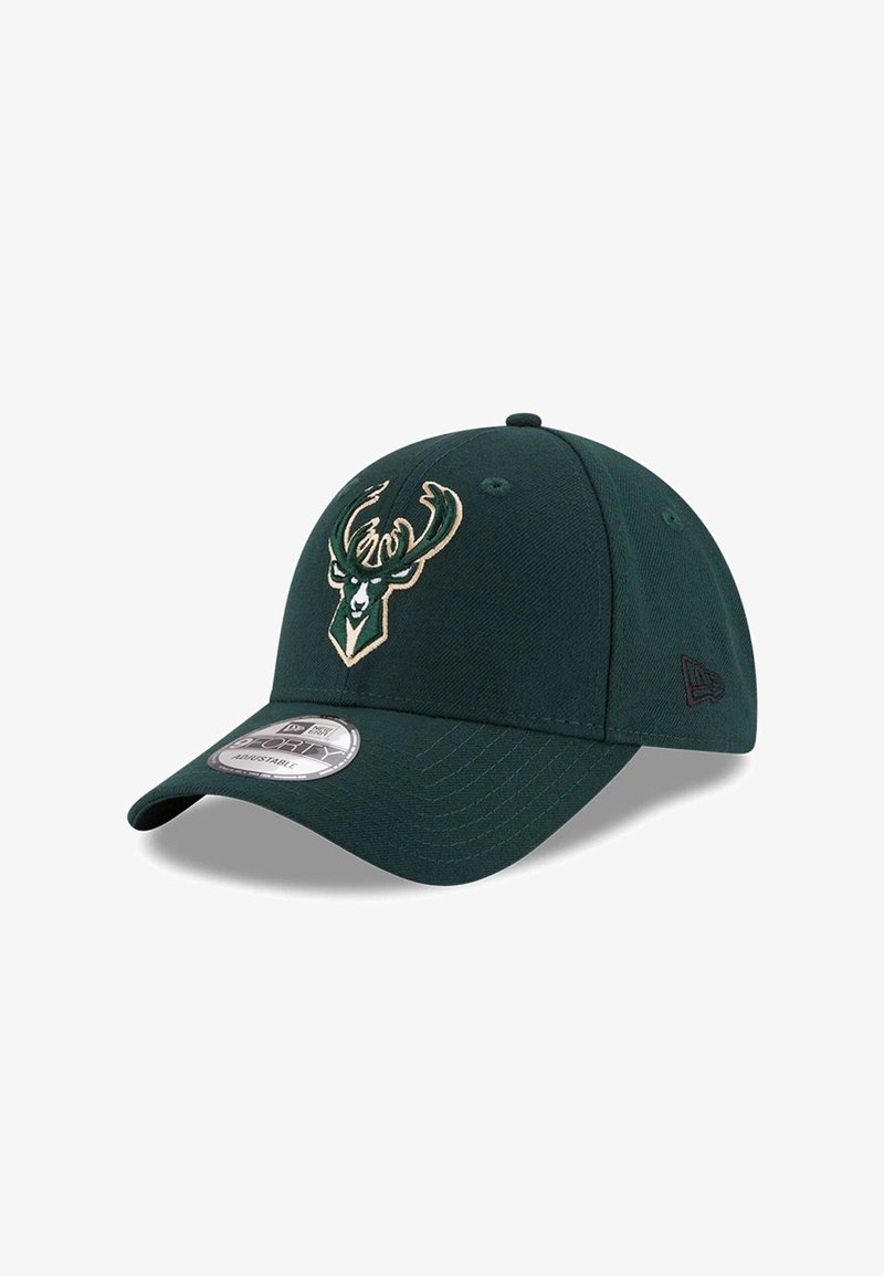 Gorra de béisbol verde con un logotipo de ciervo bordado en dorado y blanco, material de tela, visera curva y correa ajustable en la parte posterior.
