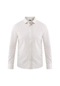 Camisa de vestir blanca de manga larga con finas rayas verticales beige, con botones en el frente y un cuello clásico sobre un fondo liso.