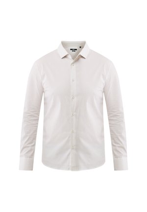 Camicia bianca a maniche lunghe con sottili righe verticali beige, chiusura con bottoni e colletto classico su uno sfondo semplice.