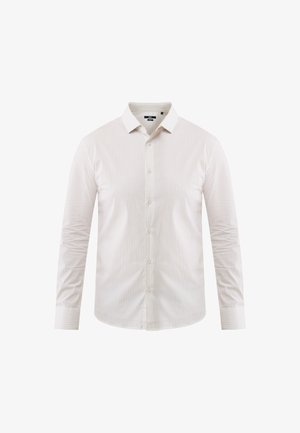 Camicia bianca a maniche lunghe con sottili righe verticali beige, chiusura con bottoni e colletto classico su uno sfondo semplice.