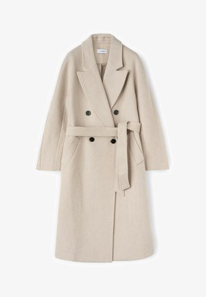 Palton dublu dintr-un amestec de lână bej, cu reveruri mari și tăiate, butoane negre, buzunare laterale și un talie cu centură asortată.