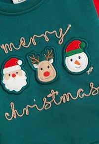 Felpa verde scuro con motivi natalizi ricamati: Babbo Natale, una renna e un pupazzo di neve, con "buon natale" in testo marrone chiaro.