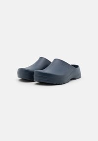 Saboti de culoare albastră închisă, realizați din cauciuc texturat, având un design conturat, vârful închis și accente laterale pentru aderență. Ușori și durabili.