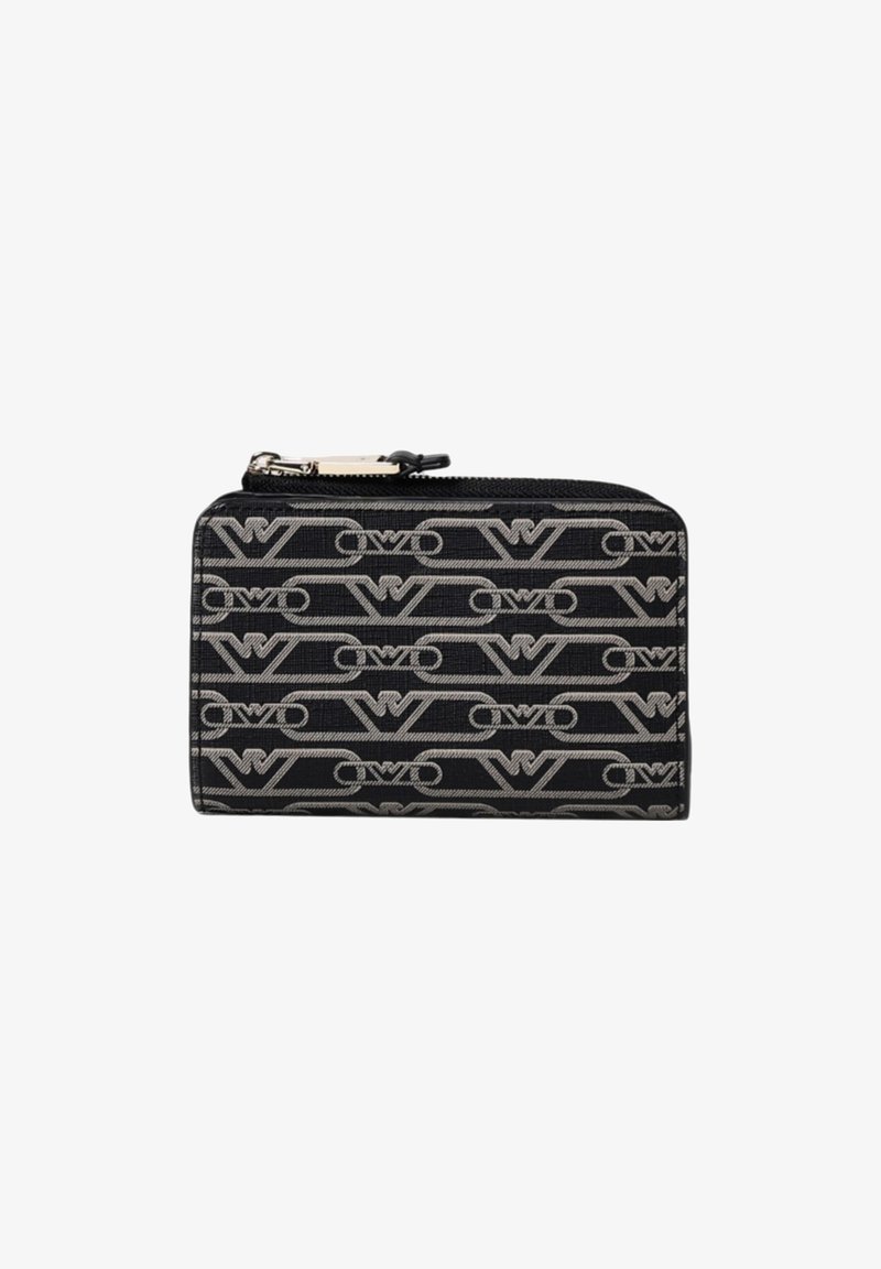 Cartera con cremallera negra que presenta un patrón de logo en relieve gris, forma rectangular, tejido texturizado y un cierre de cremallera en tono plateado.