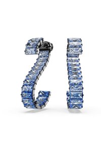 Blå kristallhänge i form av ringar med rektangulära stenar infattade i en svart metallram. Har en böjd form och växelvis ljusblå och mörkblå stenar.