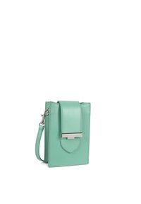 Mintgroene leren tas met een klep sluiting, zilveren hardware en een verstelbare schouderband. Hankelijke vorm, gladde textuur en minimalistisch ontwerp.