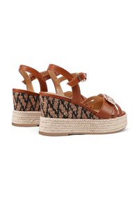 Sandali wedge in pelle marrone con tacco in tessuto intrecciato, cinturino alla caviglia regolabile e dettagli in corda. Design open-toe con fasce incrociate davanti.