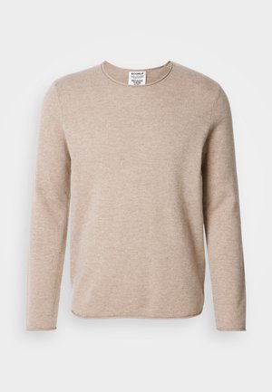 Suéter de manga larga beige hecho de una tela suave, con escote redondo y dobladillo recto. Cuenta con un tejido texturizado y un diseño minimalista.