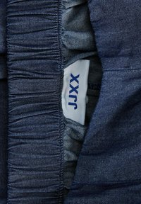 Σκούρα μπλε ελαστική μέση με υφασμάτινη ετικέτα που δείχνει το μέγεθος "XXL" σε μπλε κείμενο.