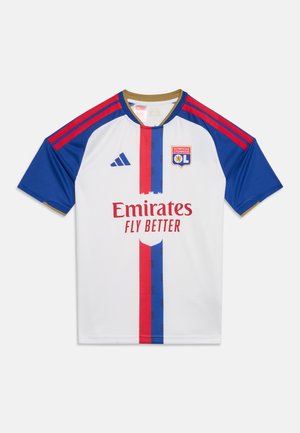 Λευκή φανέλα ποδοσφαίρου Olympique Lyonnais με κόκκινες και μπλε κάθετες ρίγες, μπλε μανίκια και λογότυπο χορηγού "Emirates Fly Better".