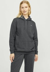 Mørk grå hettegenser laget av mykt stoff, med snorhette, frontlomme i kenguru-stil og ribbestrikkede mansjetter. Lite logo på brystet.