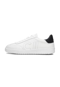 Witte lage sneaker met zwarte hieltab, gestikte "C11" logo aan de zijkant, vetersluiting en getextureerde rubberen zool.