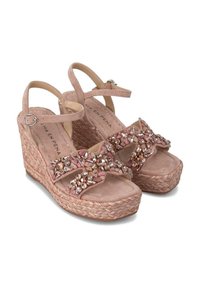 Sandali con tacco a cuneo rosa con decorazioni in gemme, morbidi cinturini in suede, piattaforma in juta intrecciata e fodera interna liscia. Cinturini alla caviglia regolabili.