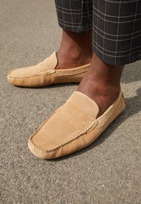 Não selecionado, taupe gray