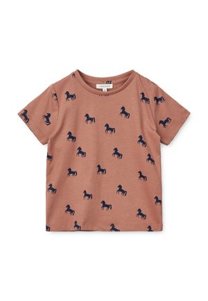 Koszulka z krótkim rękawem w kolorze przygaszonego różu, wykonana z tkaniny zdobionej wzorem powtarzających się granatowych koni. Okrągły dekolt i miękka faktura. Lekka i casualowa konstrukcja.