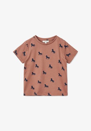 T-shirt à manches courtes en tissu rose poudré avec un motif répétitif de chevaux bleu marine. Encolure ronde et texture douce. Design léger et décontracté.