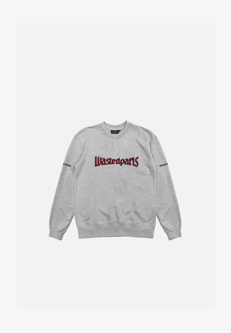 Sudadera gris de mezcla de algodón, con un logo rojo "Wastedparts" en fuente gótica en la parte delantera y texto en la manga izquierda.