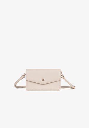 Beige leren crossbodytas met envelopflap en goudkleurige knoopsluiting, verstelbare band en nette stiksels.