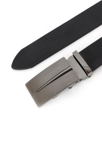 Schwarzer Ledergürtel mit einer rechteckigen metallischen Schnalle, die eine gebürstete Silberoberfläche und ein zentrales Rillenmuster aufweist.