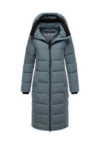 Duga, podstavljena jakna u umirujućoj tirkiznoj boji, sa visokom podesivom kapuljačom, crnim akcentima, prednjim zipom i dva bočna džepa.