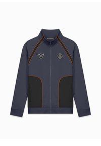 Donkerblauwe zip-up jack met zwarte zakken, oranje bies en twee geborduurde patches op de borst.