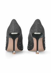 Chaussures à talons hauts à bout pointu en tissu gris foncé, avec des accents de perles sur les côtés et un talon noir brillant.
