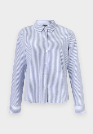 Chemise à manches longues avec rayures verticales bleu et blanc, col pointu et poignets boutonnés.